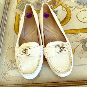 Naturalizers- sz 8 1/2.  Super comfy shoes.